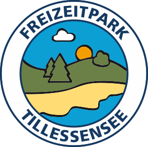 Kreisförmiges Logo mit dem Text FREIZEITPARK TILLESSENSEE, mit Hügeln, Bäumen, einer Wolke und einer Sonne über Wasser und Sand in der Mitte.