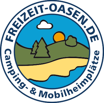Kreisförmiges Logo mit dem Text "FREIZEIT-OASEN.DE Camping- & Mobilheimplätze", umgeben von einer Illustration mit Bäumen, Hügeln, einem Flussufer und einer Sonne im Hintergrund.
